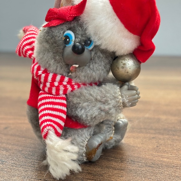 VINTAGE Gray Christmas MOUSE CLIP ON HUGGER Gripper Toy Pencil Santa Plush 1980s - Picture 2 of 10